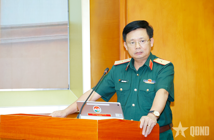 Thiếu tướng Dương Minh Hải, Cục trưởng Cục Khoa học quân sự, Bộ Quốc phòng trình bày báo cáo trung tâm tại hội nghị.