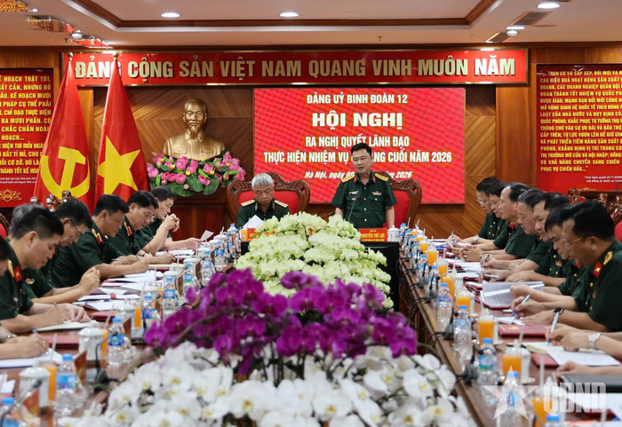 Đại tá Nguyễn Thế Lực, Bí thư Đảng ủy, Phó tư lệnh Binh đoàn 12 chủ trì hội nghị. 