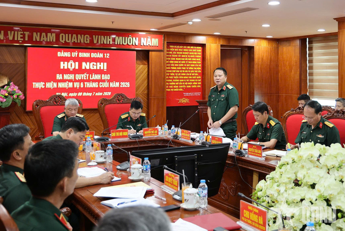 Thiếu tướng Nguyễn Hữu Ngọc, Tư lệnh Binh đoàn 12 phát biểu tại hội nghị. 