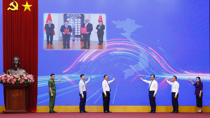 Các đại biểu thực hiện nghi thức bấm nút chính thức đưa Hệ thống truy xuất nguồn gốc nông sản vào vận hành.
