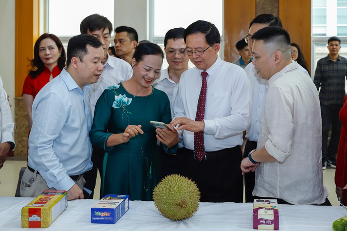 Phó thủ tướng Hồ Quốc Dũng cùng các đại biểu trải nghiệm truy xuất nguồn gốc nông sản bằng điện thoại thông minh tại buổi lễ.