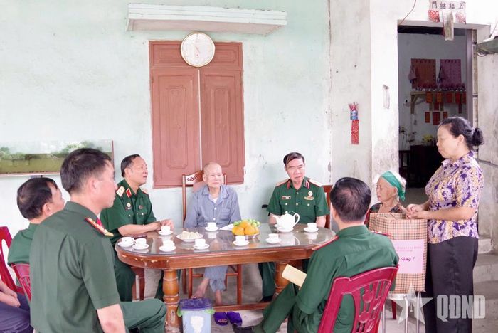 Đoàn công tác Ban Liên lạc sĩ quan cấp tướng tỉnh Quảng Ninh thăm, tặng quà ông Lục Kỳ Tạt (sinh năm 1931), thân nhân liệt sĩ, ở thôn Bình Đẳng, xã Bình Liêu.