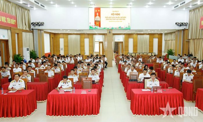  Cán bộ, người lao động Binh đoàn 20 tham gia nghe phổ biến, giáo dục pháp luật. 