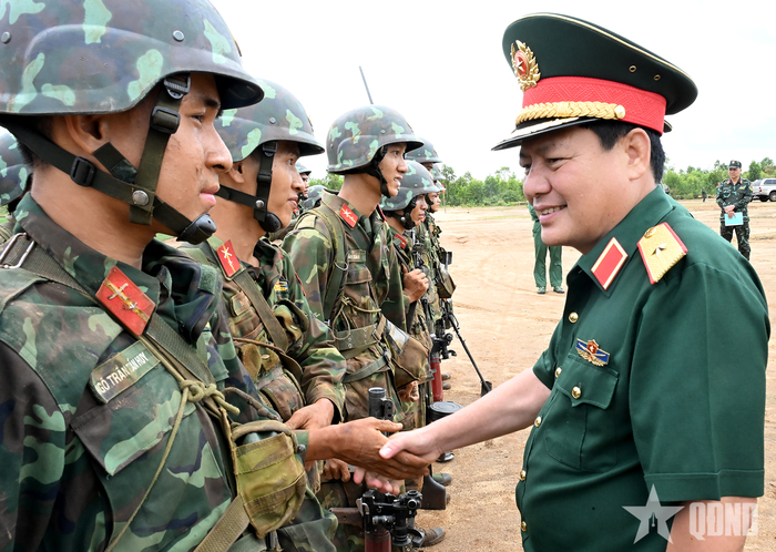 Thiếu tướng Nguyễn Trần Long, Phó chính ủy Quân đoàn 34 động viên lực lượng diễn tập.