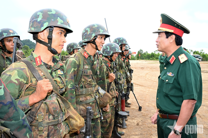 Thiếu tướng Trần Công Đức, Phó tư lệnh, Tham mưu trưởng Quân đoàn 34 nói chuyện, động viên cán bộ, chiến sĩ tham gia diễn tập.