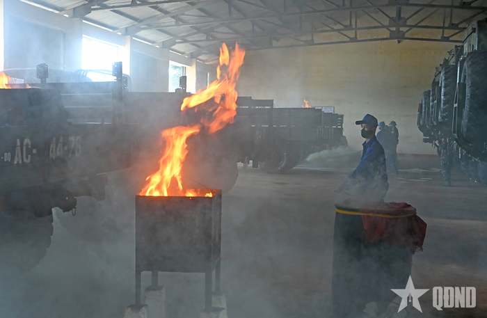 Trung đoàn Bộ binh cơ giới 48 (Sư đoàn Bộ binh cơ giới 320) thực hành dập lửa tại khu kỹ thuật.