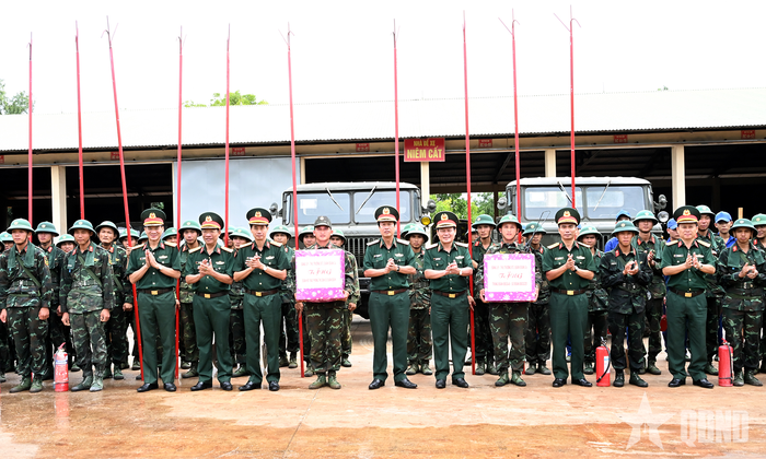 Lãnh đạo Quân đoàn 34 trao quà tặng các lực lượng thực hiện nhiệm vụ phòng thủ dân sự và phòng, chống cháy nổ.