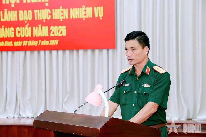 Trung tướng Lê Xuân Thuân phát biểu tại hội nghị. 