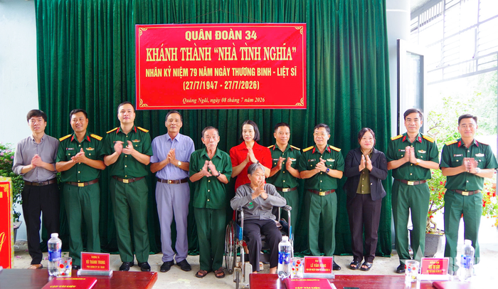 Lãnh đạo Cục Chính trị Quân đoàn 34, Sư đoàn Bộ binh 10 và Trung đoàn Bộ binh 24 bàn giao "Nhà tình nghĩa" tặng gia đình Thiếu tá QNCN Dương Văn Kiêm.