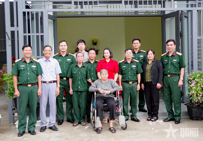 Lãnh đạo Cục Chính trị Quân đoàn 34, Sư đoàn Bộ binh 10, Trung đoàn Bộ binh 24, lãnh đạo địa phương và gia đình Thiếu tá QNCN Dương Văn Kiêm. 