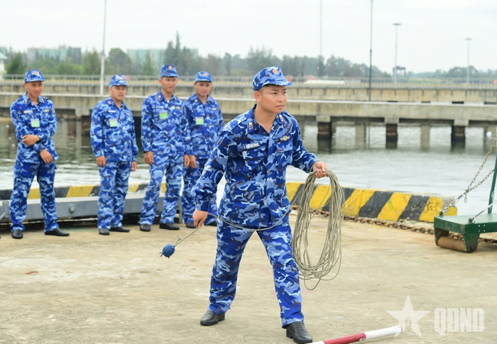 Các thí sinh thực hành phần thi: Thu, rải vòi rồng và làm dây buộc tàu. 