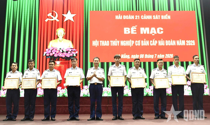  Thượng tá Phan Văn Hiếu, Phó hải đoàn trưởng Quân sự trao giấy khen tặng tập thể, cá nhân đạt thành tích cao. 