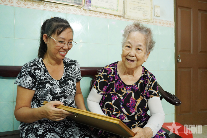 Mẹ Nguyễn Thị Hữu Tài (bên phải) nhớ lại những năm tháng kháng chiến.