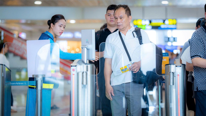  Hành khách có thể đi qua các cửa kiểm soát an ninh, cửa ra máy bay mà không cần xuất trình giấy tờ nhiều lần. Ảnh: NIA