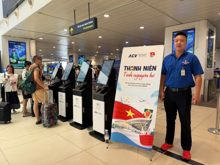 Lực lượng đoàn viên, thanh niên hỗ trợ hành khách làm quen với hệ thống Kiosk sinh trắc học. Ảnh: NIA