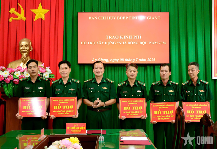  Đại tá Lê Hoàng Việt trao kinh phí hỗ trợ xây dựng “Nhà đồng đội”. 
