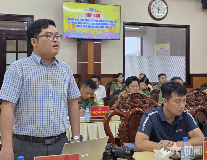 Phóng viên trao đổi tại buổi họp báo. 