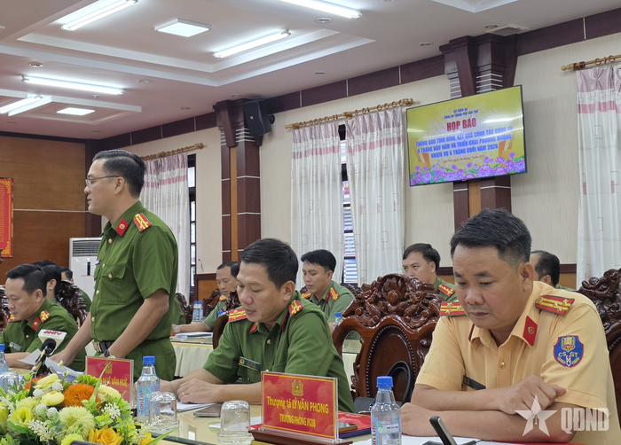  Đại diện Phòng Cảnh sát hình sự Công an TP Cần Thơ trả lời câu hỏi của phóng viên tại buổi họp báo. 