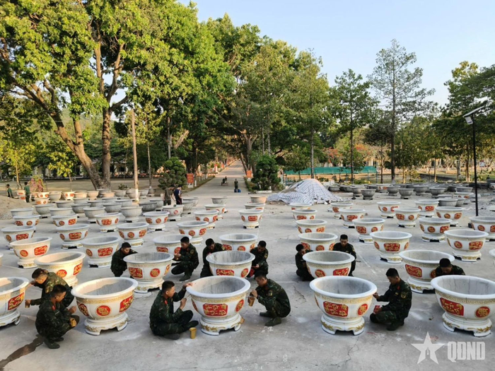 Trung đoàn U Minh làm mới gần 300 chậu cảnh chuẩn bị tham gia hội thi. Ảnh:THÀNH TIẾN