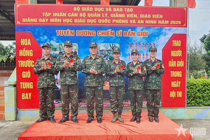 Thiếu tướng, Tiến sĩ Trần Ngọc Thanh, Vụ trưởng Vụ Giáo dục Quốc phòng và An ninh (Bộ Giáo dục và Đào tạo), Trưởng ban Tổ chức lớp tập huấn, trao thưởng cho các học viên đạt thành tích bắn giỏi. 