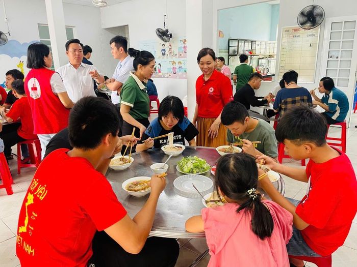 Những suất ăn đầy đủ dinh dưỡng được chuẩn bị cho các em tại Trung tâm Chất độc da cam số 3.