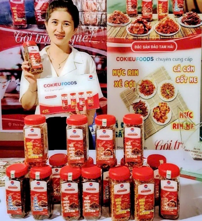 Chị Lê Na với sản phẩm khởi nghiệp.