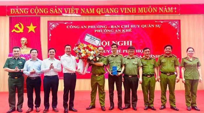 Lãnh đạo phường An Khê tặng hoa chúc mừng nhân kỷ niệm 80 năm Ngày truyền thống Lực lượng An ninh nhân dân.