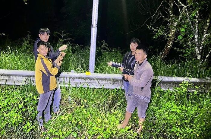Các đối tượng tại hiện trường 1 vụ trộm dây điện chiếu sáng.