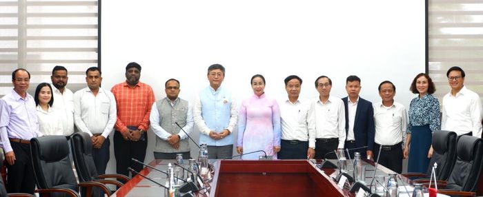 Phó Chủ tịch UBND TP Đà Nẵng Nguyễn Thị Anh Thi chụp ảnh lưu niệm cùng Ngài Đại sứ Ấn Độ và đoàn công tác. Ảnh: P.T