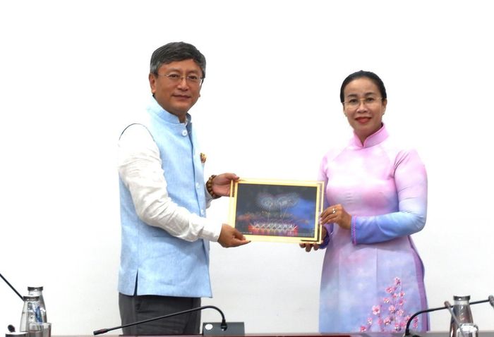 Phó Chủ tịch UBND TP Đà Nẵng Nguyễn Thị Anh Thi tặng quà lưu niệm cho ngài Đại sứ Ấn Độ tại Việt Nam. (Ảnh: P.T)