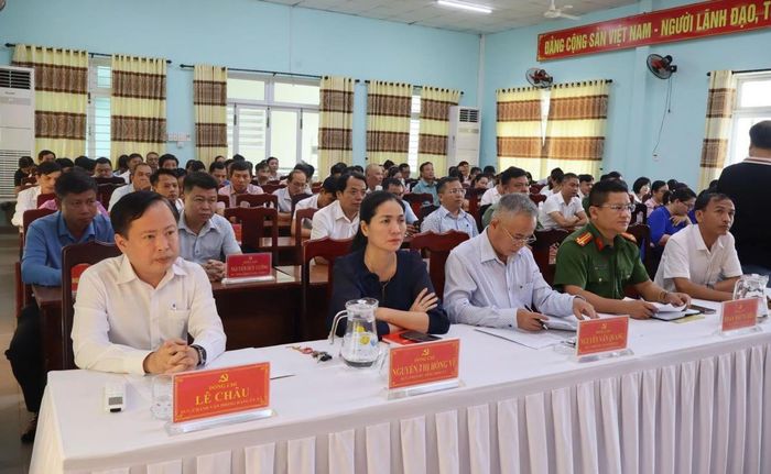 Các đại biểu chủ trì, dự hội nghị.