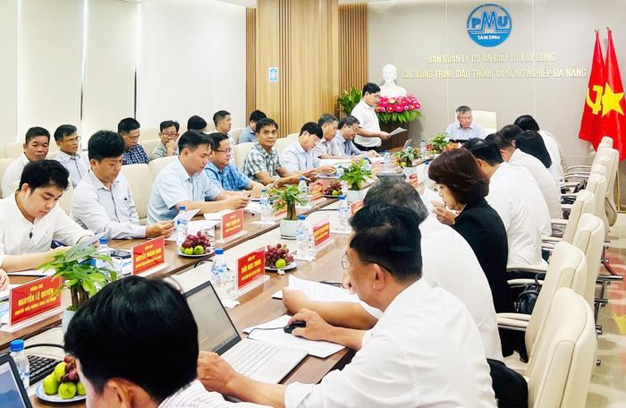 Đoàn công tác làm việc tại trụ sở sau khi đi kiểm tra thực tế.