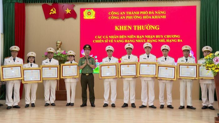 Thượng tá Nguyễn Kim Trung, Phó Giám đốc Công an TP Đà Nẵng trao Giấy khen của Giám đốc Công an thành phố cho các cá nhân và Huy chương Chiến sĩ vẻ vang các hạng cho CBCS đến niên hạn.