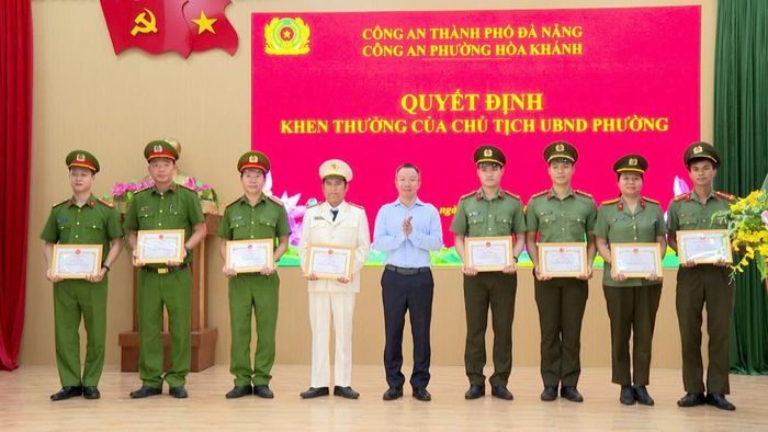 Lãnh đạo UBND phường Hòa Khánh tặng Giấy khen cho các tập thể, cá nhân.