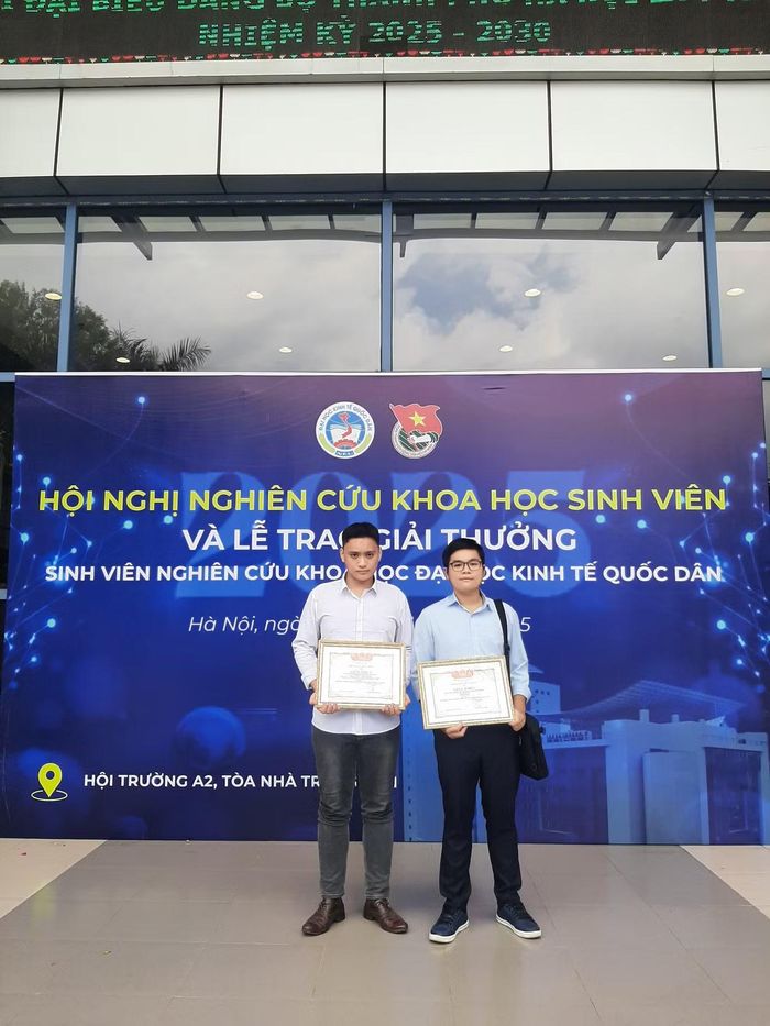 Nguyên Sơn nhận giải thưởng nghiên cứu khoa học.