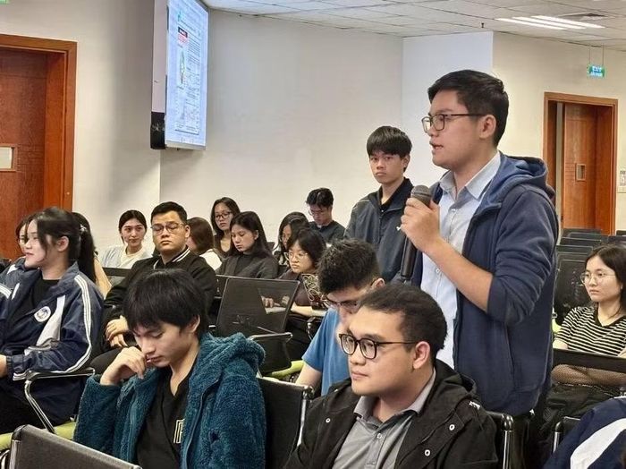 Nguyên Sơn đặt câu hỏi cho chuyên gia JBIC tại một hội thảo chuyên đề.