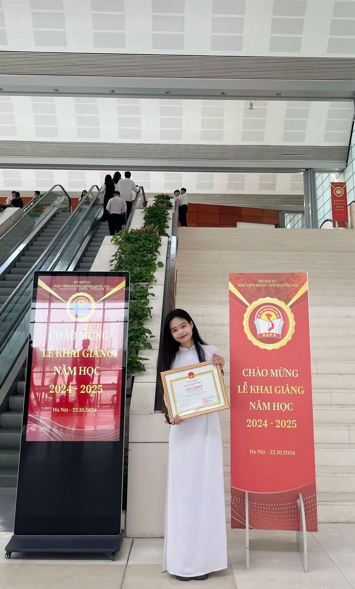 Kiều Chinh nhận giải Ba nghiên cứu khoa học cấp Học viện.