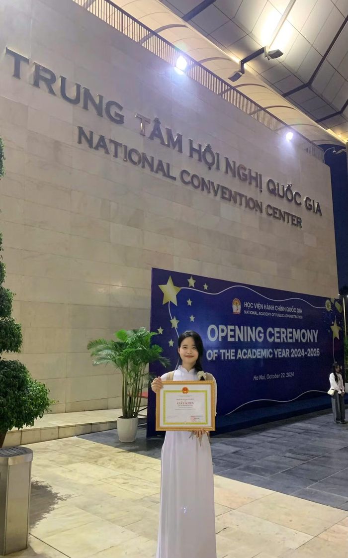 Kiều Chinh nhận giải Khuyến khích tại cuộc thi trực tuyến.