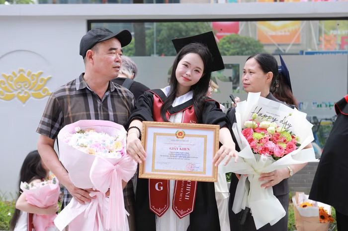 Kiều Chinh chụp ảnh cùng gia đình trong ngày tốt nghiệp.