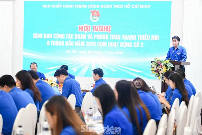 Anh Lâm Tùng - Ủy viên Ban Thường vụ T.Ư Đoàn, Phó Trưởng ban Thanh thiếu nhi, Phó Chủ tịch thường trực T.Ư Hội Sinh viên Việt Nam báo cáo tại Hội nghị.