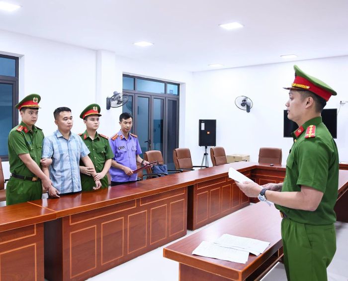 Cơ quan công an thi hành lệnh giữ người trong trường hợp khẩn cấp đối với Nguyễn Hà Duy, hôm 5-7. Ảnh: CÔNG AN TỈNH TUYÊN QUANG