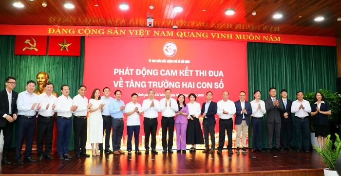  Đồng chí Nguyễn Phước Lộc cùng các đại biểu dự lễ phát động 