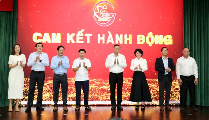  Đồng chí Nguyễn Văn Thọ, Ủy viên Ban Thường vụ Thành ủy, Phó Chủ tịch Thường trực HĐND TPHCM cùng đại diện các doanh nghiệp dự lễ phát động 