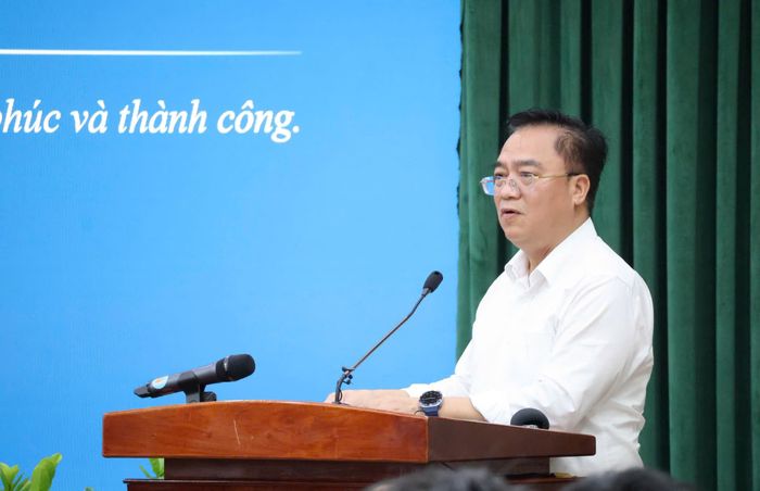  Giám đốc Sở Tài chính Hoàng Vũ Thảnh trình bày tham luận 