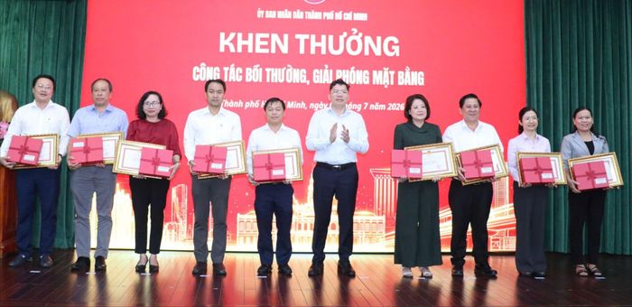  Đồng chí Hoàng Nguyên Dinh, Ủy viên Ban Thường vụ Thành ủy, Phó Chủ tịch UBND TPHCM trao khen thưởng đến các tập thể 