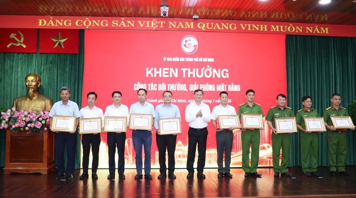  Phó Chủ tịch UBND TPHCM Nguyễn Công Vinh trao khen thưởng đến các tập thể 