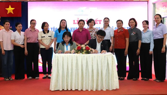  Đại diện Hội LHPN TPHCM và Quỹ Khởi sự từ tâm ký hợp tác triển khai dự án “Tự lực vì chính tôi” 
