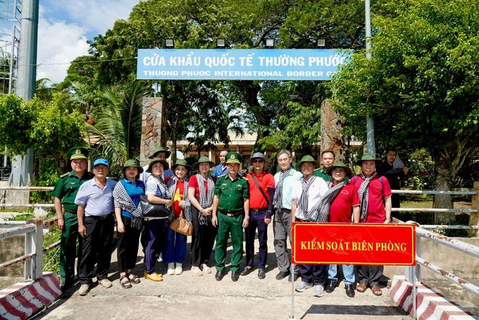  Đoàn đến thăm Đồn Biên phòng Cửa khẩu quốc tế Thường Phước. Ảnh: THÚY BÌNH 