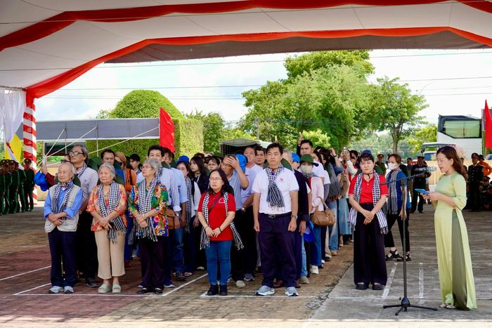  Đoàn Ban Tuyên giáo và Dân vận Thành ủy TPHCM viếng Nghĩa trang Liệt sĩ Biên giới Tây Nam. Ảnh: THÚY BÌNH 