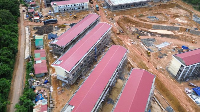 Các dãy phòng học đang bước vào giai đoạn hoàn thiện. Ảnh: HỮU PHÚC